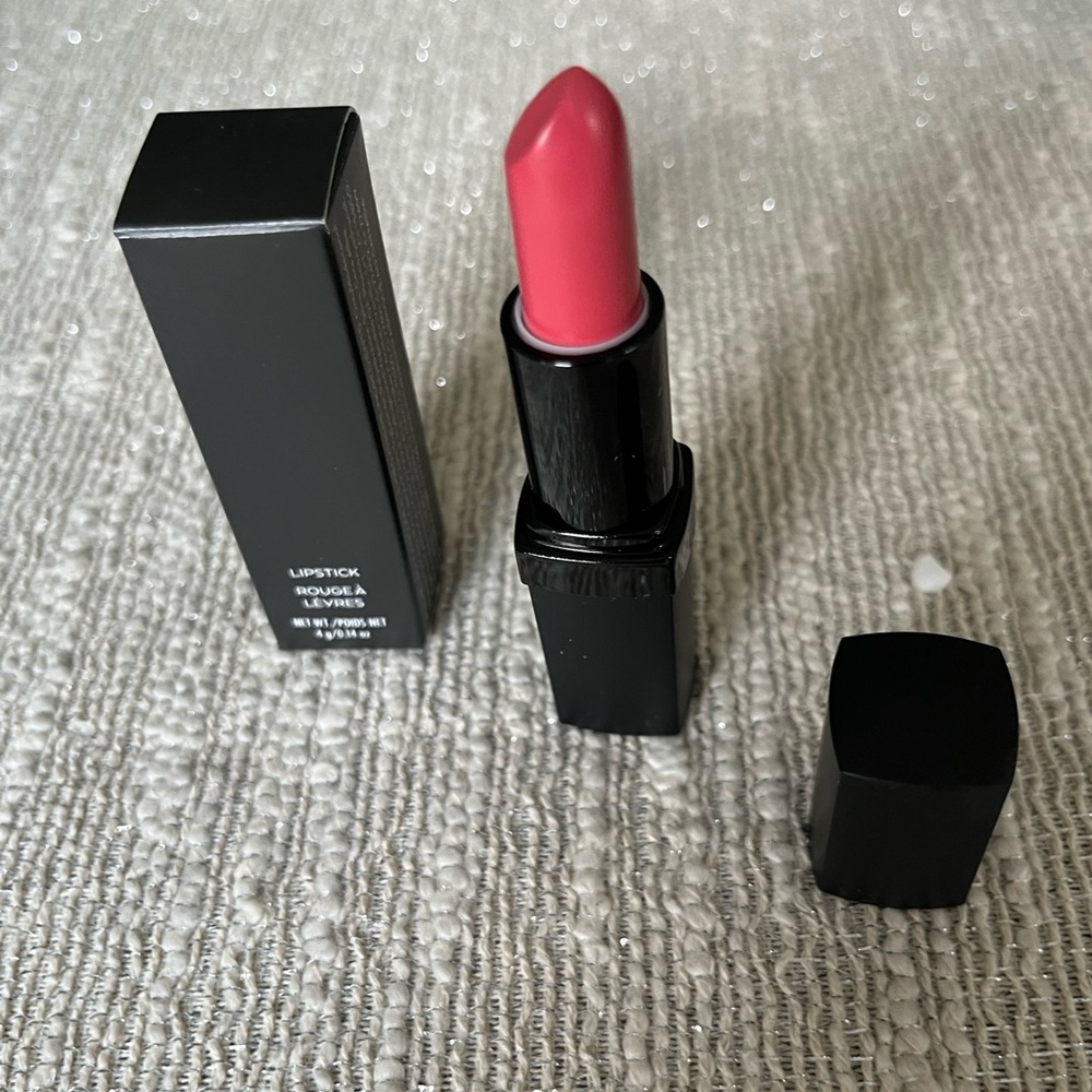 Lipstick moisturizing with vitamin E Shea butter
Canadian made brand new in box